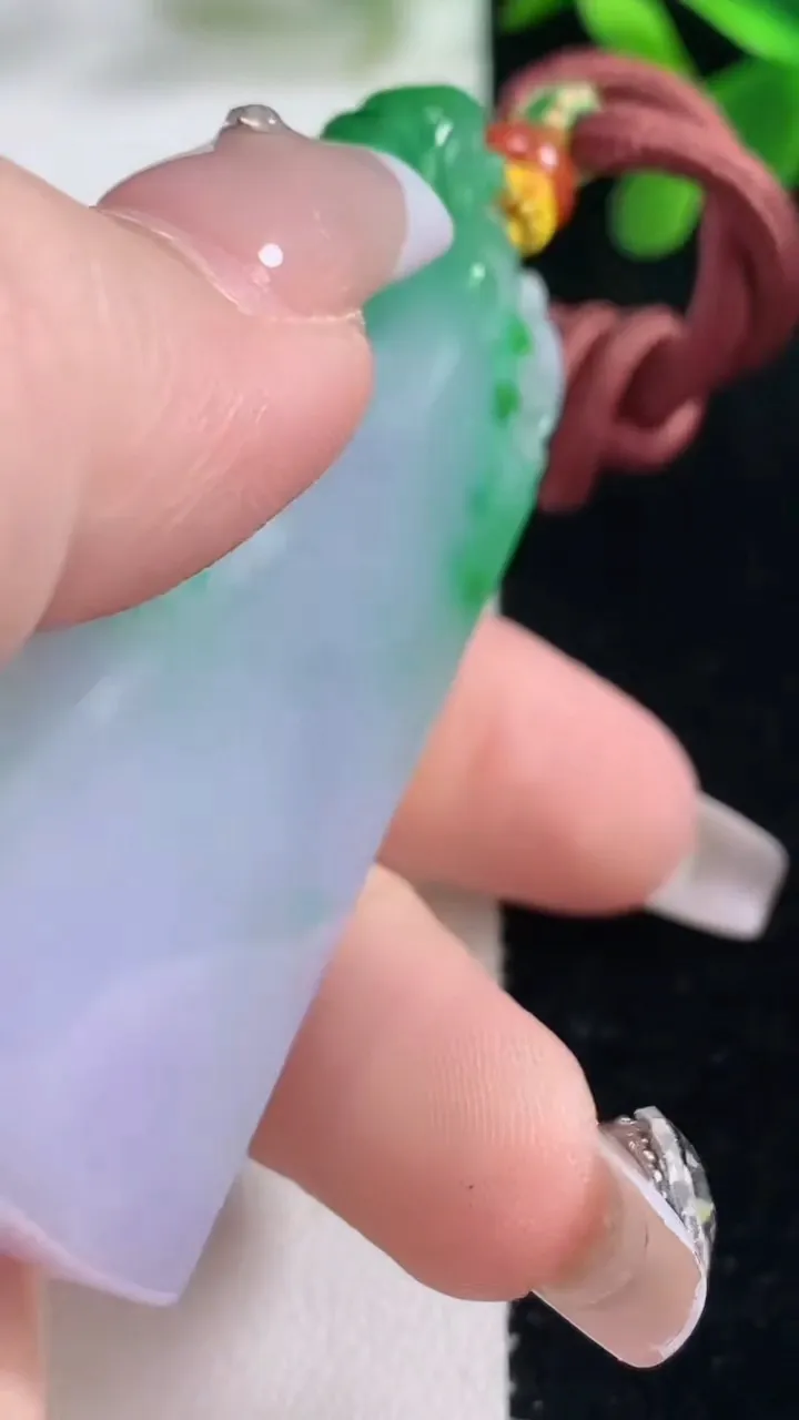 天然A货翡翠无事牌吊坠，尺寸62.7-33.8-6.3，重量:41.09g
12月26日