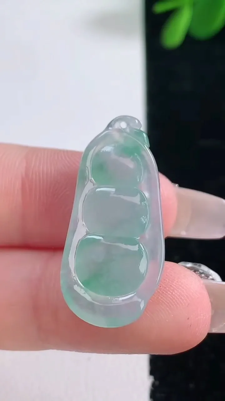 天然A货翡翠冰种飘花福豆吊坠，尺寸29-13.6-6，重量:3.81g
12月26日