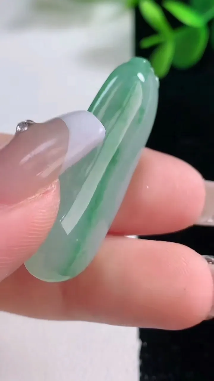 天然A货翡翠福瓜吊坠，尺寸38.5-14.4-8.4，重量:8.60g
12月26日