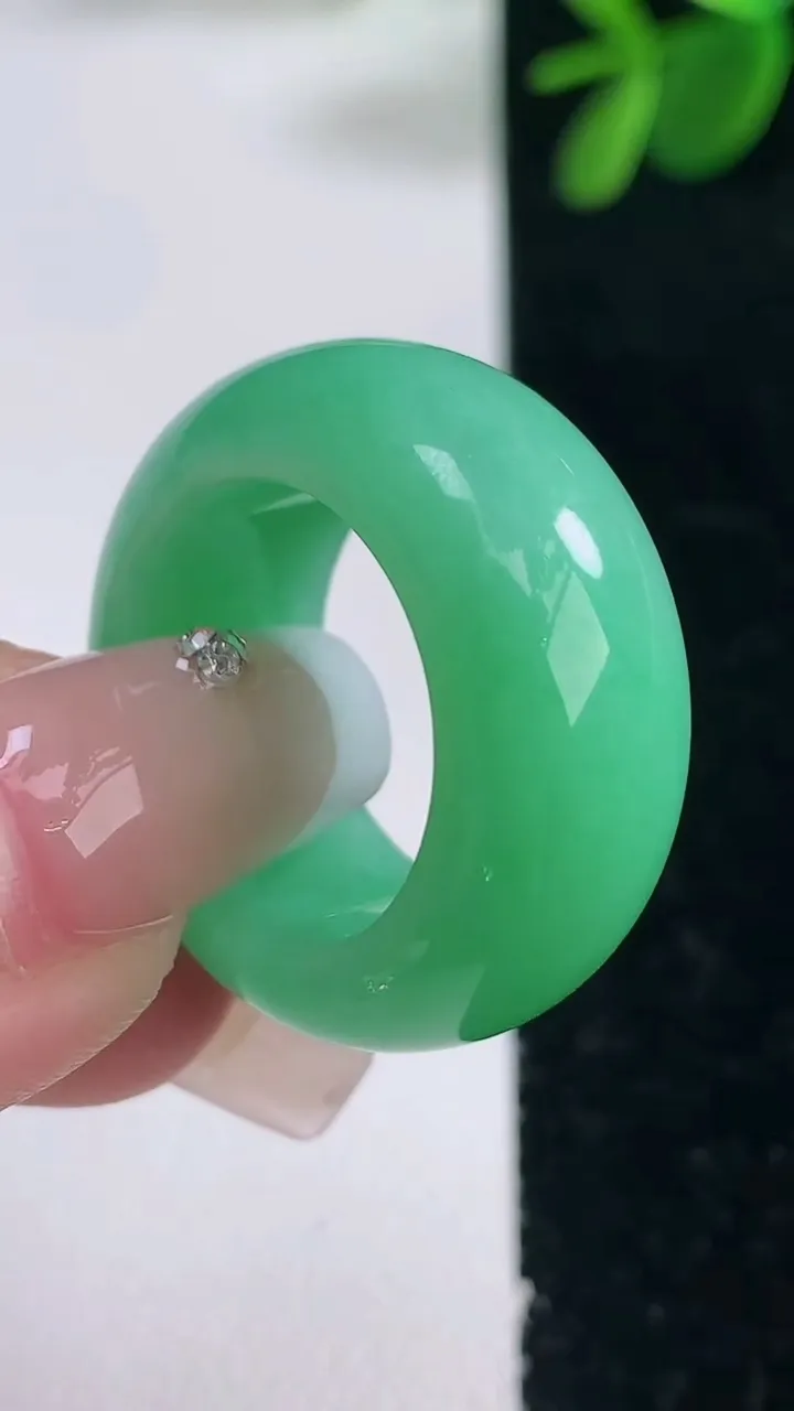 天然A货翡翠指环扳指，尺寸17.6-11-5，重量:12.07g2025年12月26日
工厂直销收藏