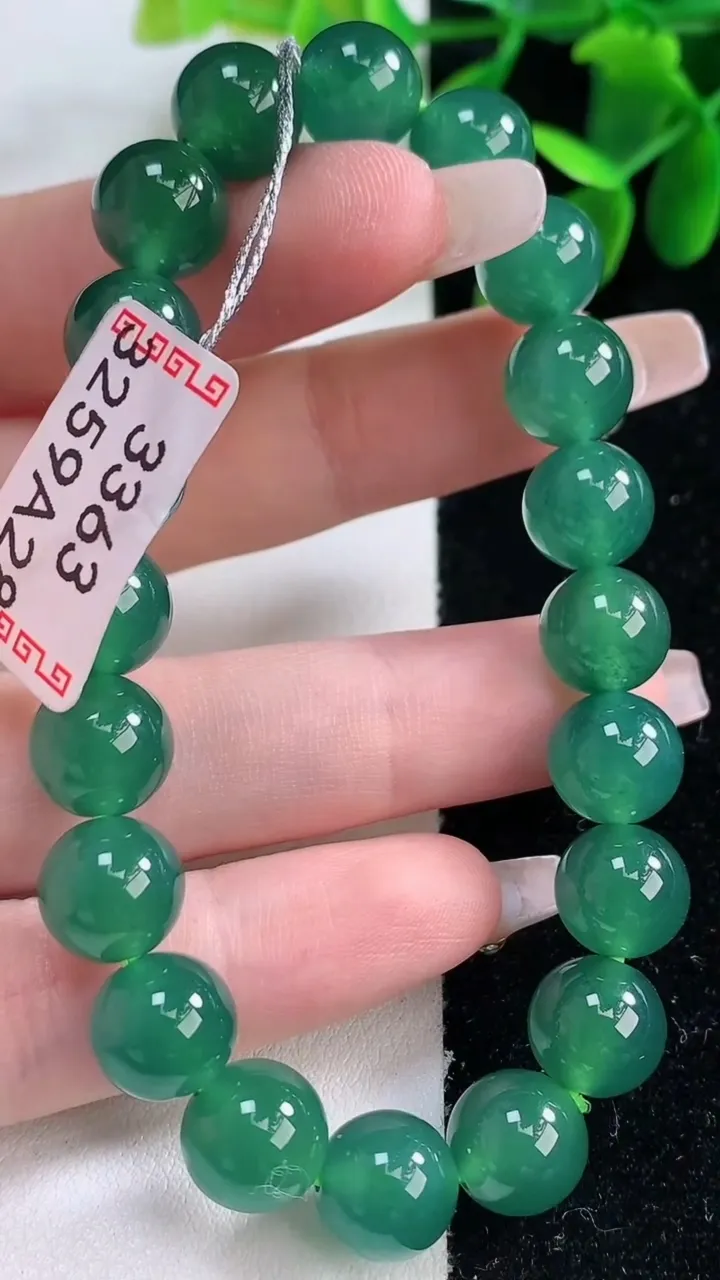天然A货翡翠圆珠手串，尺寸10-20颗，重量:32.67g12月26日
工厂直销收藏佳品,种好水足，色泽均匀，有种有色，上手高大气！