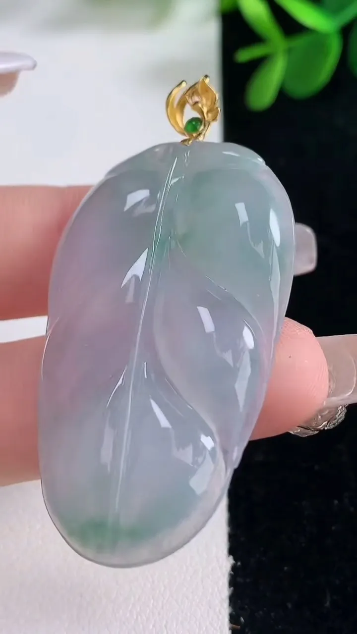 天然A货翡翠种紫罗兰金枝玉叶 叶子吊坠，尺寸46-28-5.2，重量:12.43g
12月26日