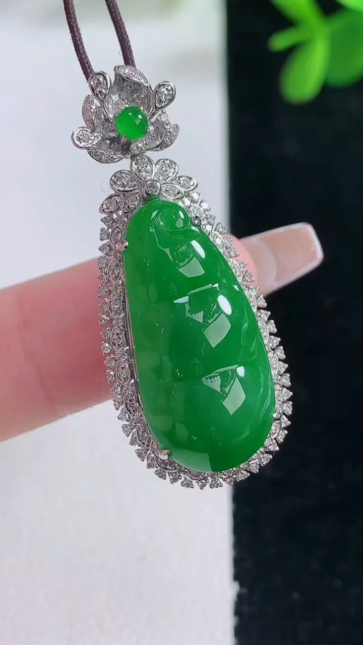 天然A货翡翠福豆吊坠，尺寸36.8-15.2-10.3，裸石22.8-11.2重量:5.62g
12