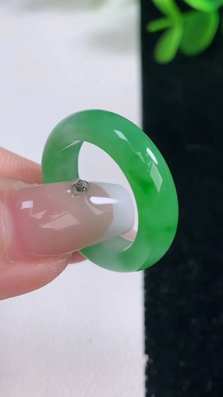 天然A货翡翠指环戒指，尺寸17.3-5.6-3.2，重量:4.19g2025年12月26日
工厂直销
