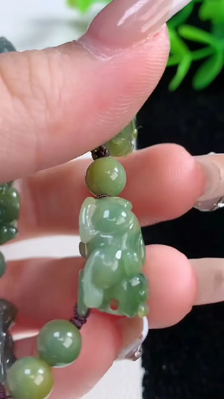 天然A货翡翠双彩貔貅手绳，尺寸17.7-11-9.7，重量:23.02g
12月26日