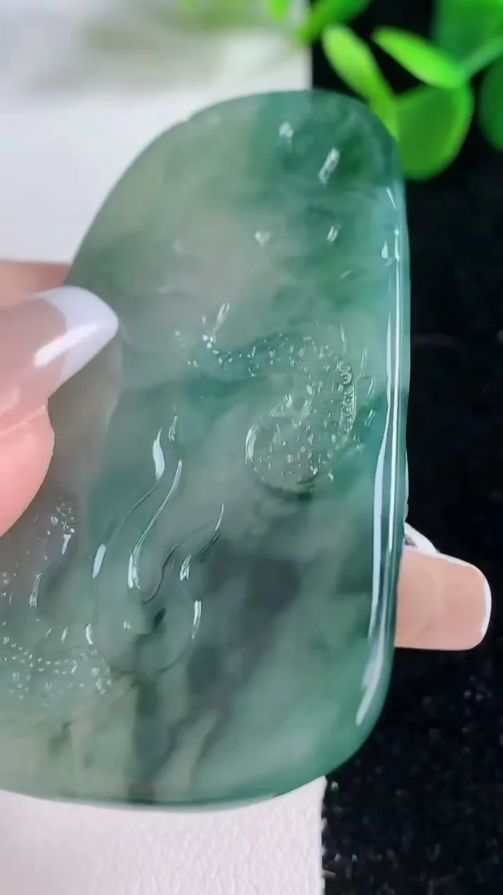 天然A货翡翠飘花龙牌吊坠，尺寸63-40.3-5.2，重量:27.86g
12月26日