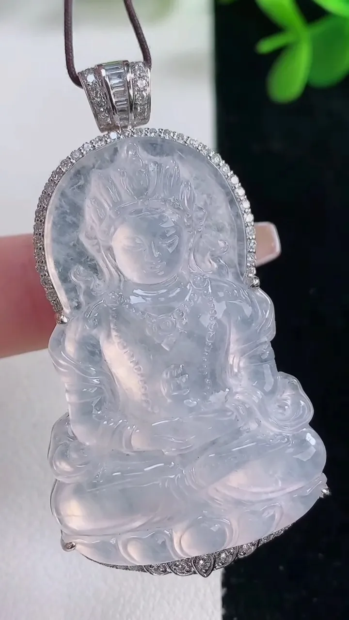 天然A货翡翠种白冰度母观音吊坠，尺寸55-43.7-29.3-10，重量:18.14g
12月26日