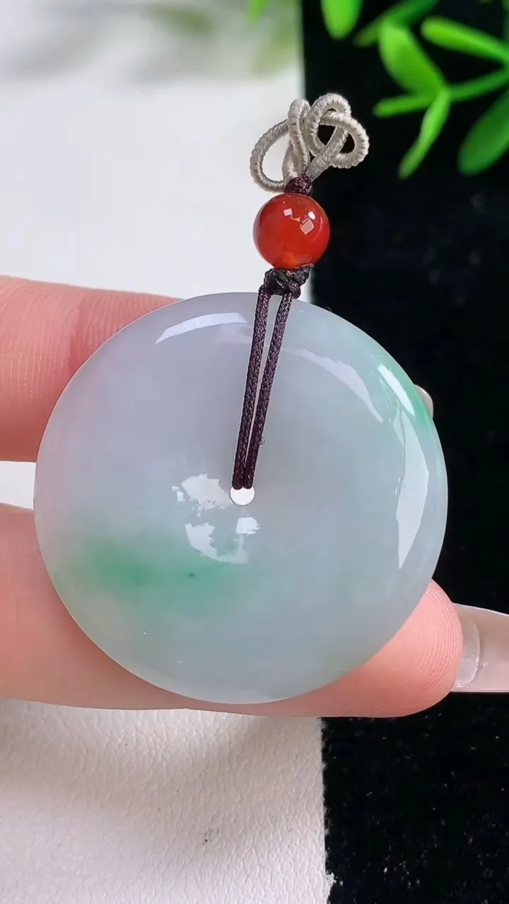 天然A货翡翠平安扣吊坠，尺寸33.2-5.4，重量:13.84g
12月26日