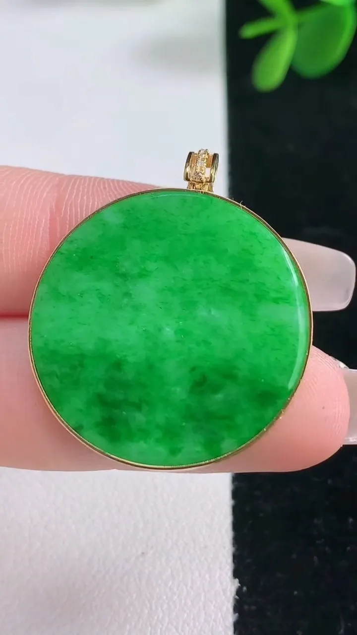 天然A货翡翠无事牌吊坠，尺寸27.2-2.2，重量:5.39g
12月26日