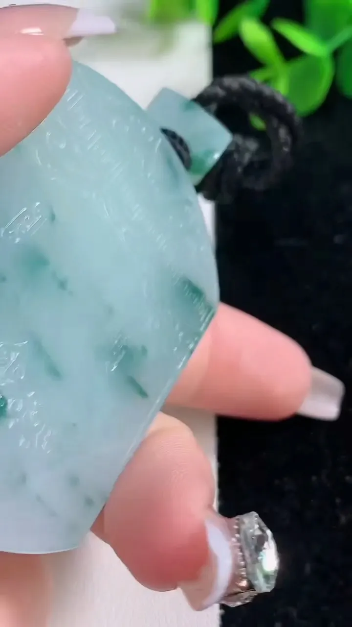 天然A货翡翠飘花仿古无事牌吊坠，尺寸56.3-42.3-6.3，重量:48.89g
12月26日