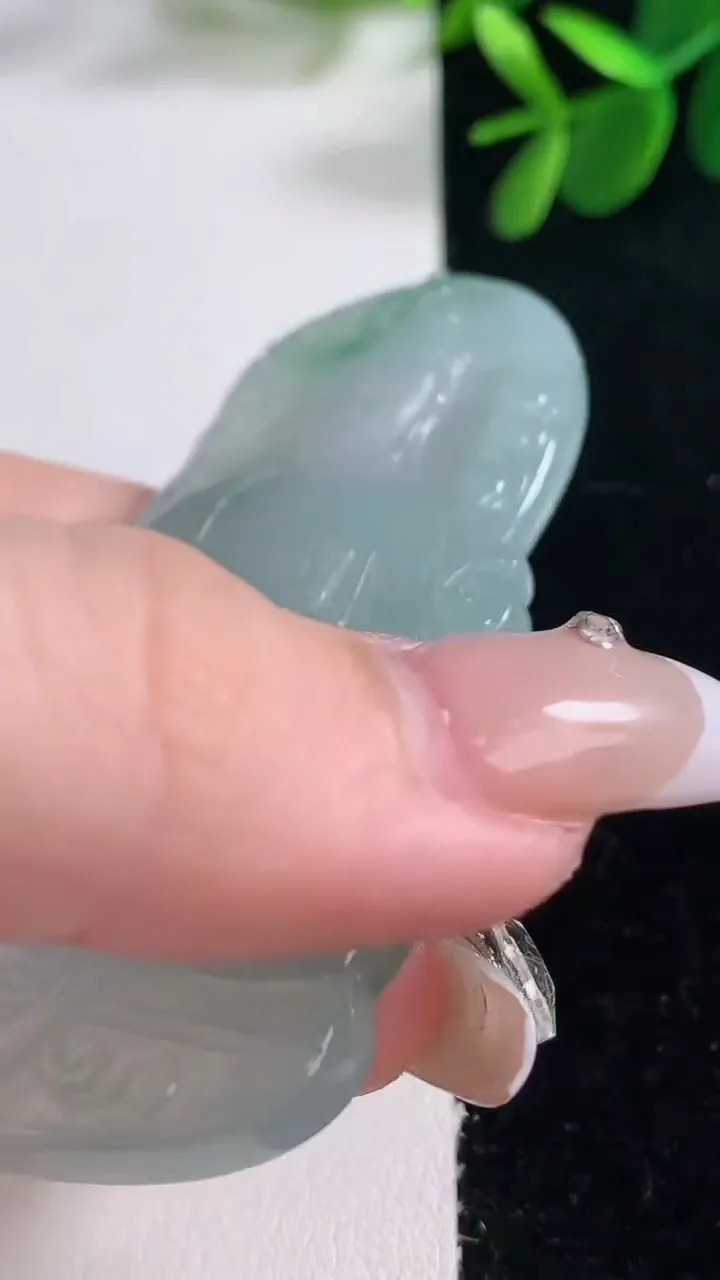 天然A货翡翠冰种飘花观音菩萨吊坠，尺寸70.7-43.7-5.5，重量:36.80g
12月26日