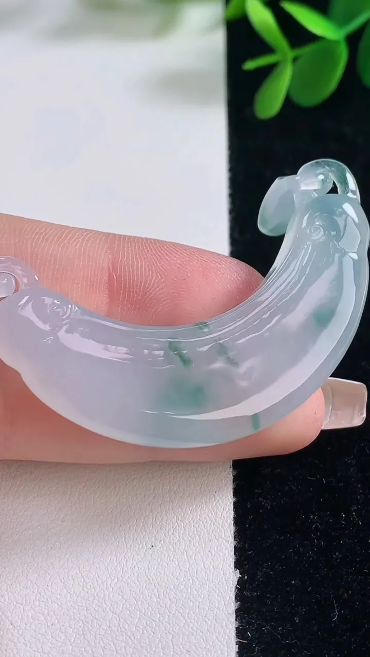 天然A货翡翠冰种飘花如意锁吊坠，尺寸53.4-15.2-6.4，重量:18.44g
12月26日