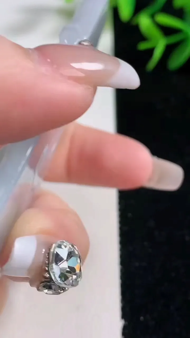 天然A货翡翠飘花普贤菩萨吊坠，尺寸77.7-43.3-5.8，重量:43.56g
12月26日