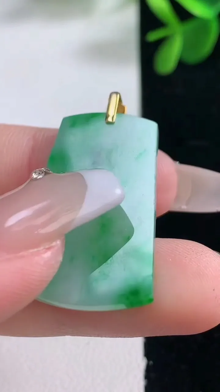 天然A货翡翠无事牌吊坠，尺寸30.6-19.7-2.4，重量:4.61g
12月26日