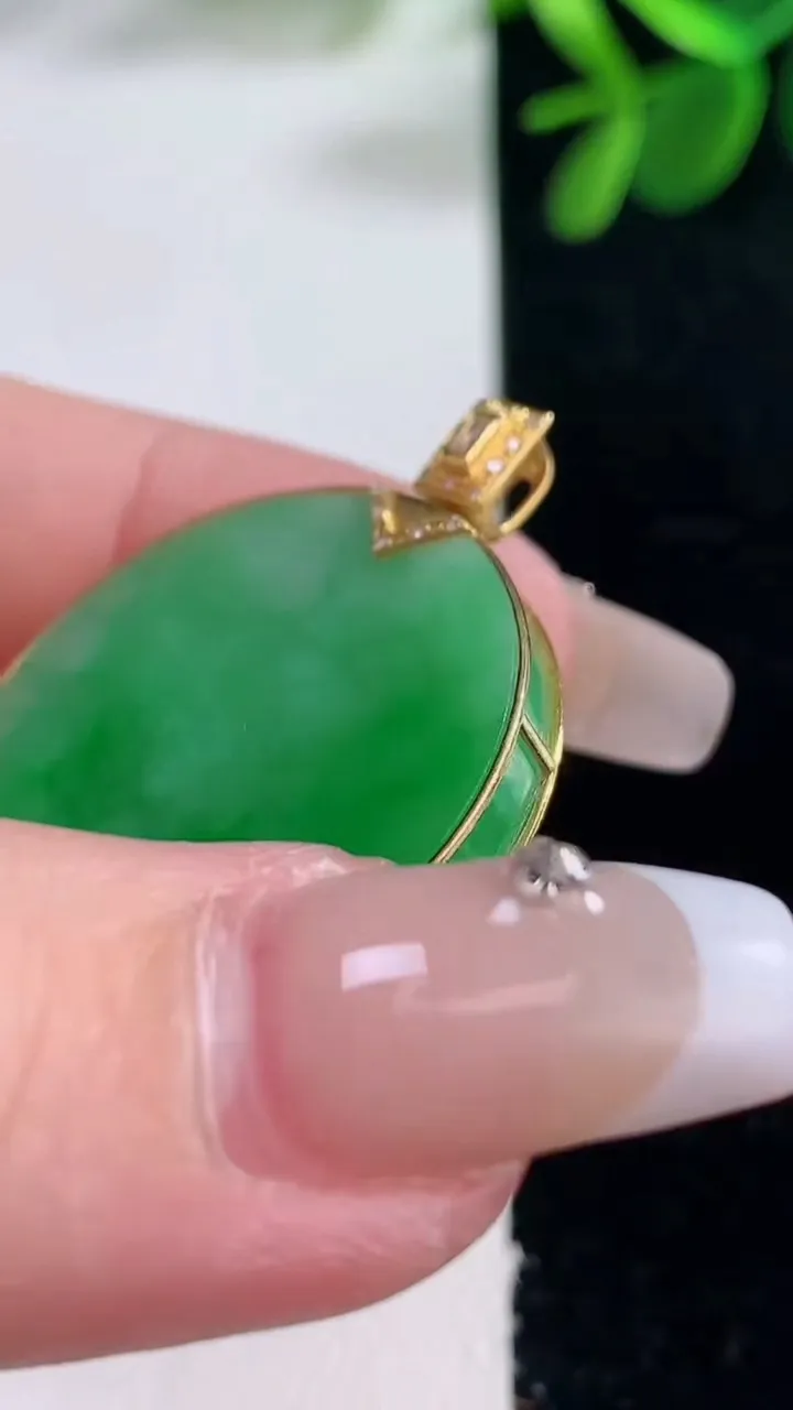 天然A货翡翠无事牌吊坠，尺寸28.5-3.8，重量:9.21g
12月26日