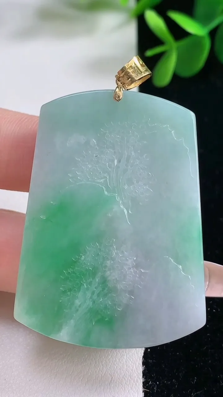 天然A货翡翠山水牌吊坠，尺寸49-35.7-5.9，重量:26.69g
12月26日