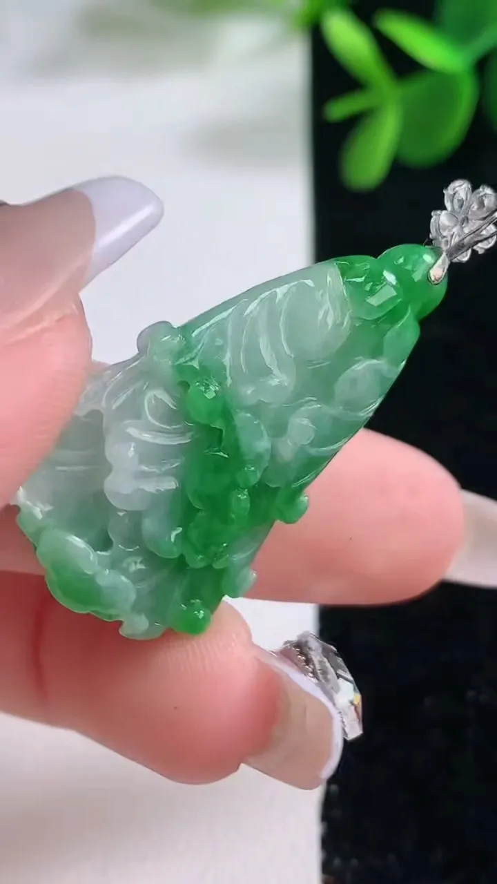 天然A货翡翠白菜吊坠，尺寸34.8-20.6-7.9，重量:8.38g
12月26日