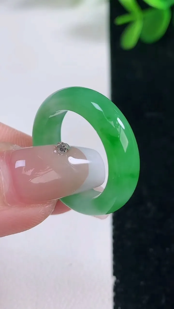 天然A货翡翠指环戒指，尺寸17.3-5.6-3.2，重量:4.19g2025年12月26日
工厂直销收藏佳品,种好水足，色泽均匀，有种有色，上手高大气！