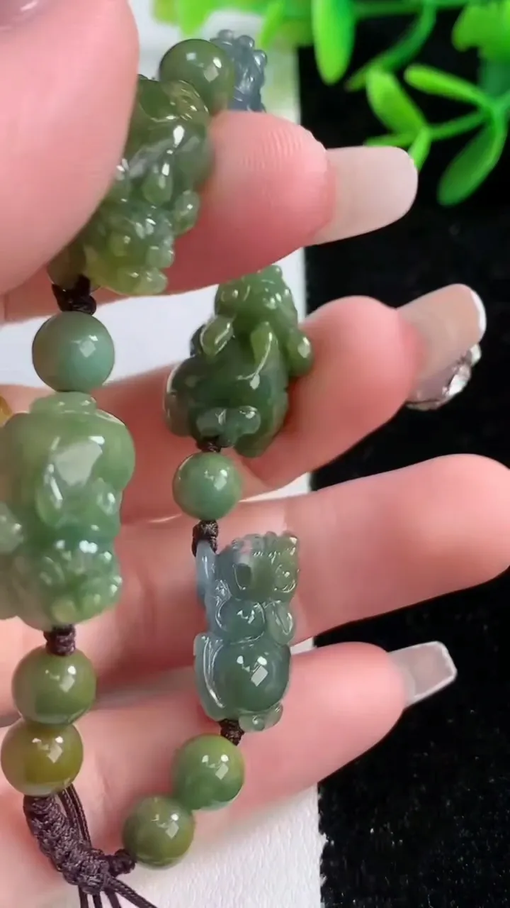 天然A货翡翠双彩貔貅手绳，尺寸17.7-11-9.7，重量:23.02g
12月26日