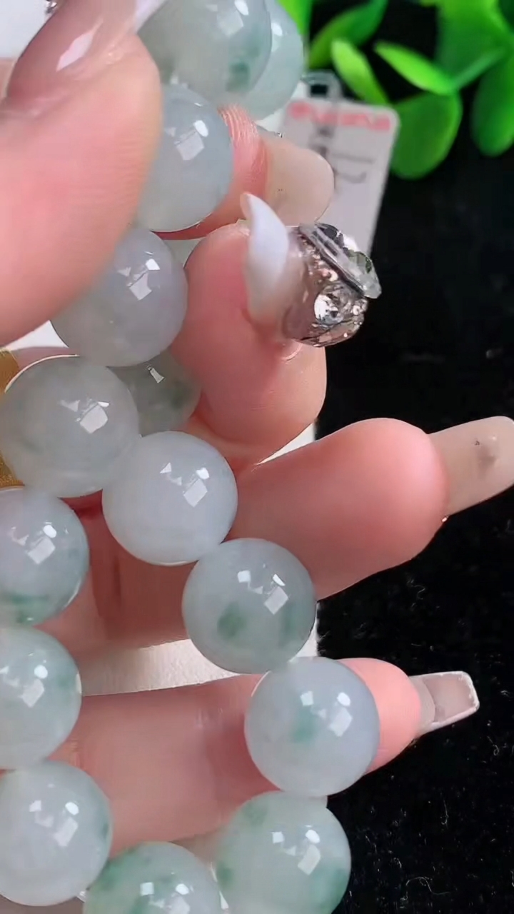 天然A货翡翠飘花圆珠手串，尺寸12-16颗，重量:47.41g12月26日
工厂直销收藏佳品,种好水足，色泽均匀，有种有色，上手高大气！