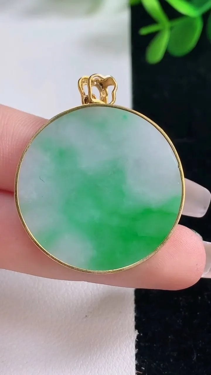 天然A货翡翠无事牌吊坠，尺寸31.2-2.7，重量:8.32g
12月26日