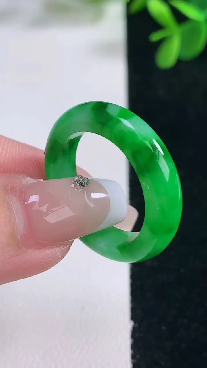 天然A货翡翠指环戒指，尺寸19.3-5.6-3.9，重量:5.01g2025年12月26日
工厂直销