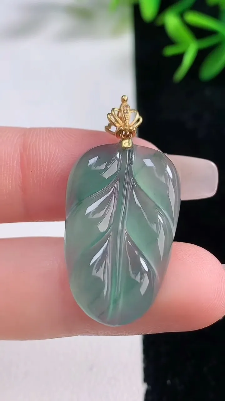 天然A货翡翠18K金蓝水金枝玉叶 叶子吊坠，尺寸27.2-17-2.9，重量:3.31g
12月26日