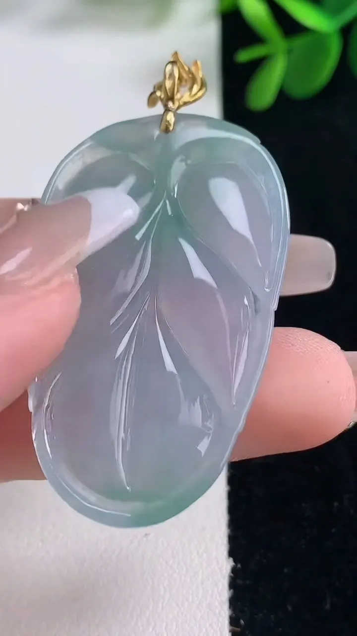 天然A货翡翠种紫罗兰金枝玉叶 叶子吊坠，尺寸46-28-5.2，重量:12.43g
12月26日