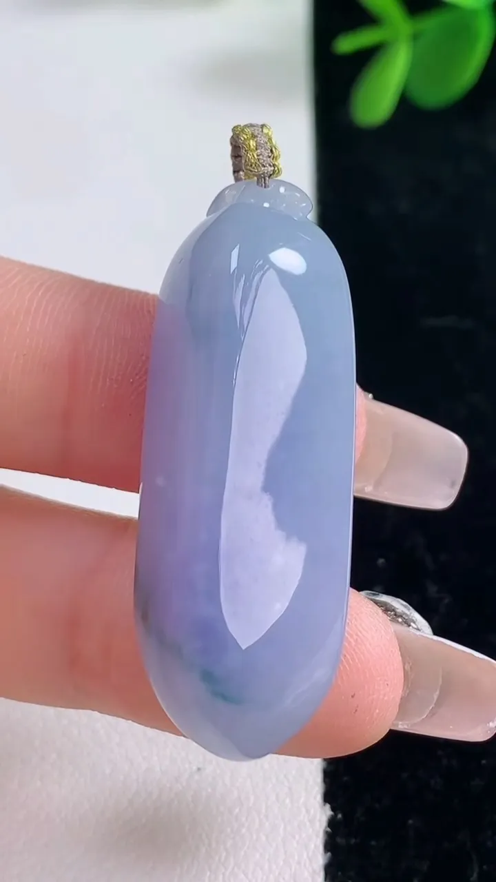 天然A货翡翠18K金紫罗兰福瓜吊坠，尺寸40.6-15-11.3，重量:12.72g
12月26日