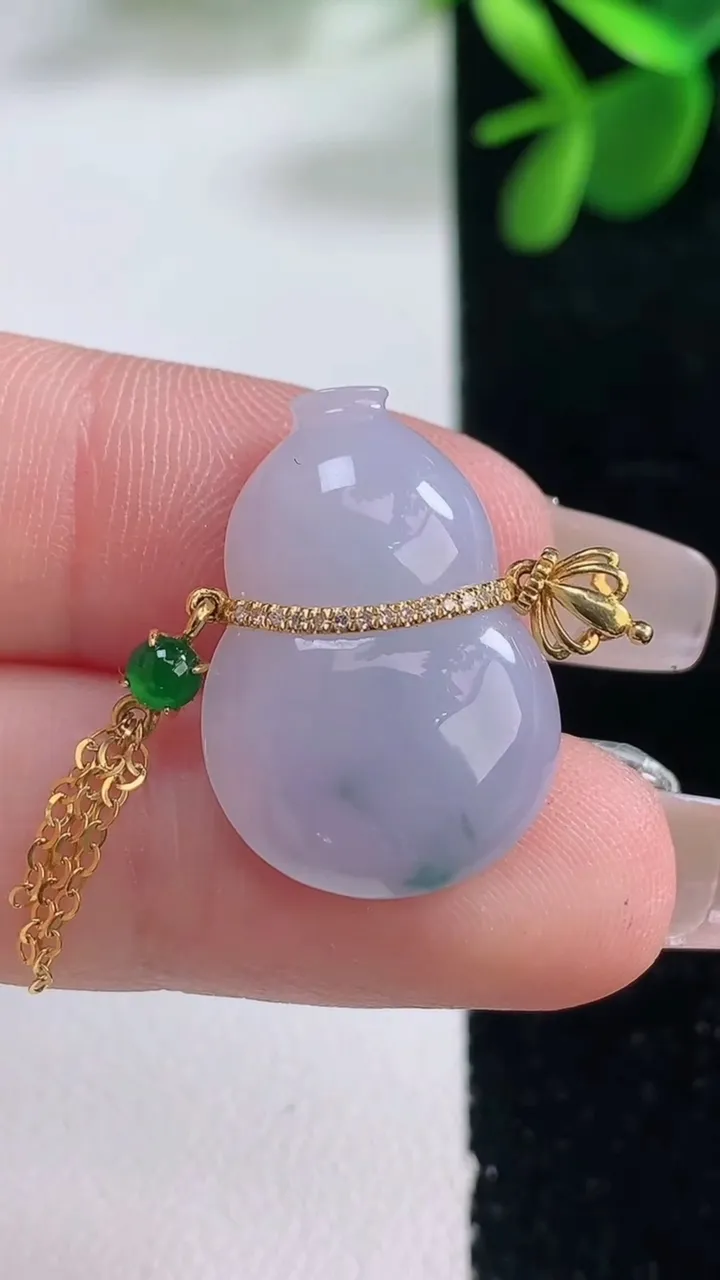 天然A货翡翠18K金紫罗兰葫芦吊坠，尺寸23-16-4.5，重量:3.80g
12月26日