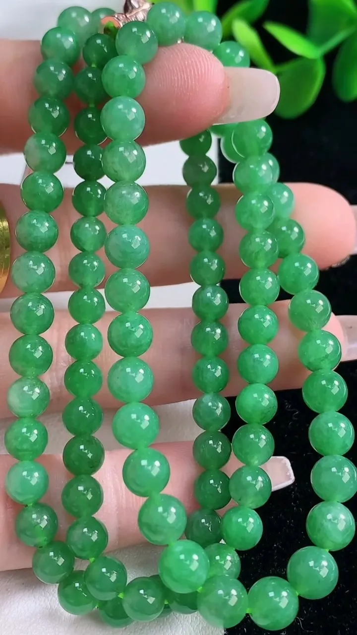 天然A货翡翠圆珠项链，尺寸6-97颗，重量:32.59g
12月26日