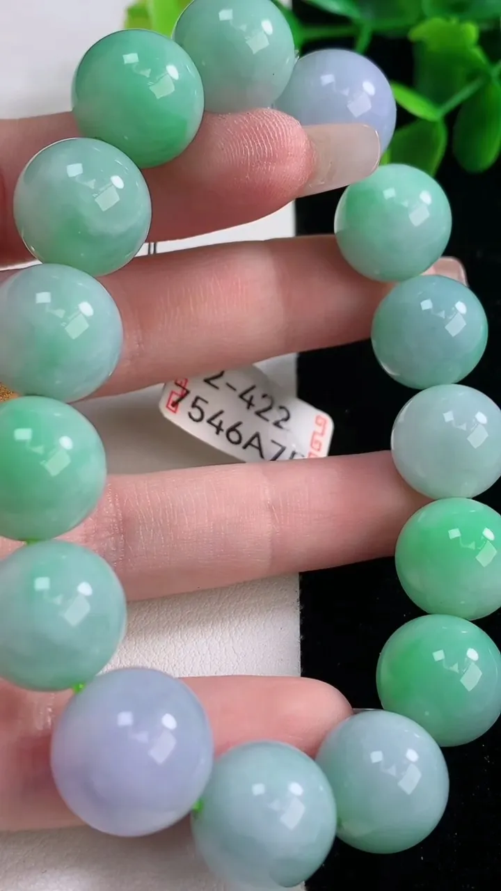 天然A货翡翠圆珠手串，尺寸15.2-15颗，重量:75.62g12月26日
工厂直销收藏佳品,种好水足，色泽均匀，有种有色，上手高大气！