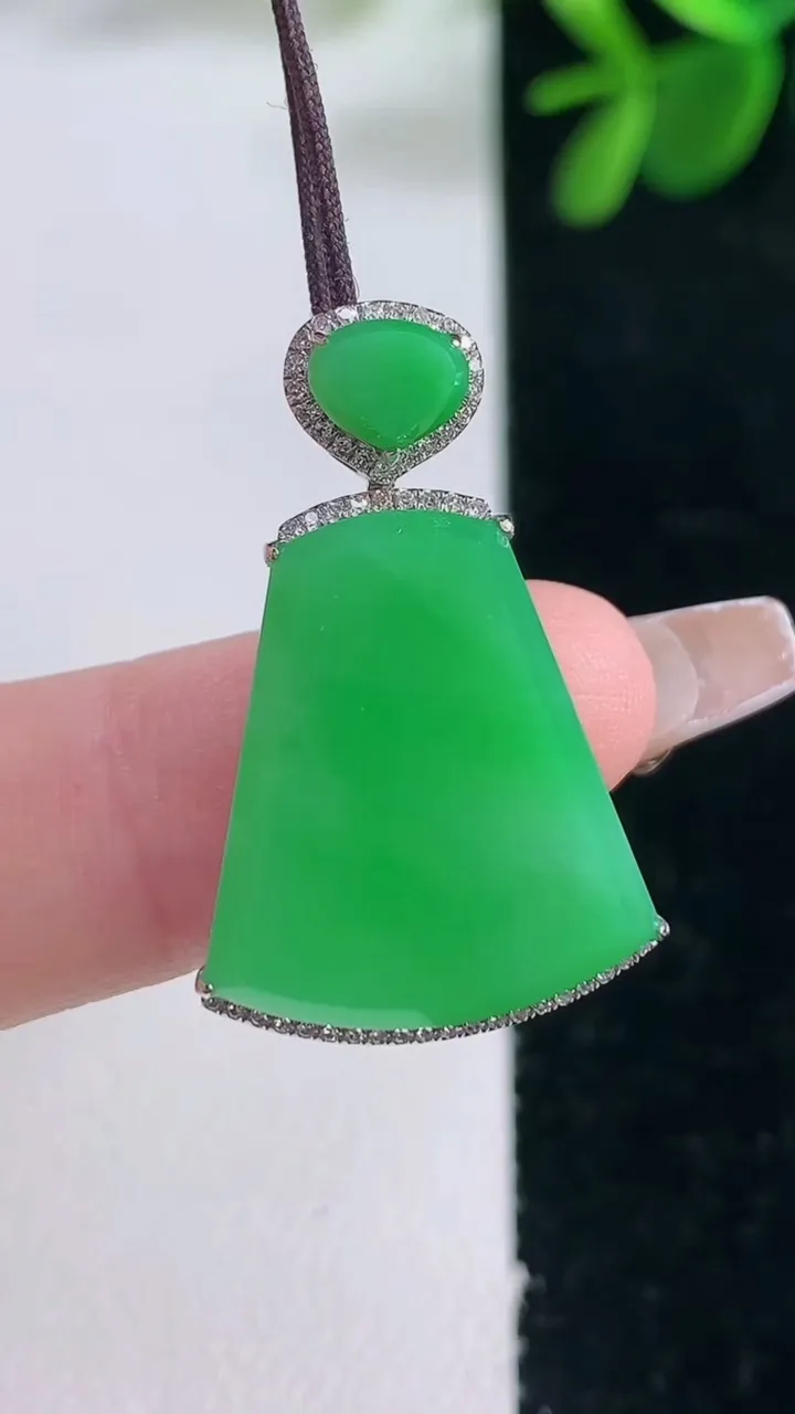 天然A货翡翠无事牌吊坠，尺寸28.3-18.8-18-4.8，重量:2.85g
12月26日