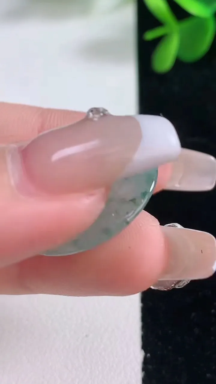 天然A货翡翠冰种飘花平安扣吊坠，尺寸23.8-4，重量:5.09g
12月26日