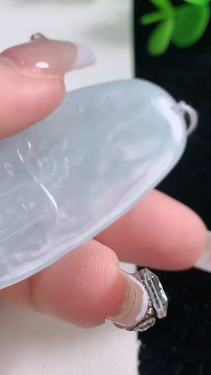 天然A货翡翠大日如来吊坠，尺寸58.8-26.3-5.5，重量:19.83g
12月26日