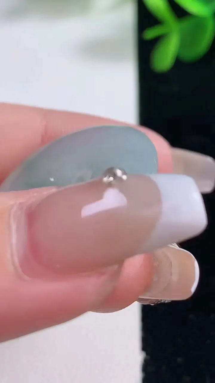 天然A货翡翠冰种飘花平安扣吊坠，尺寸27.8-5.3，重量:8.86g
12月26日