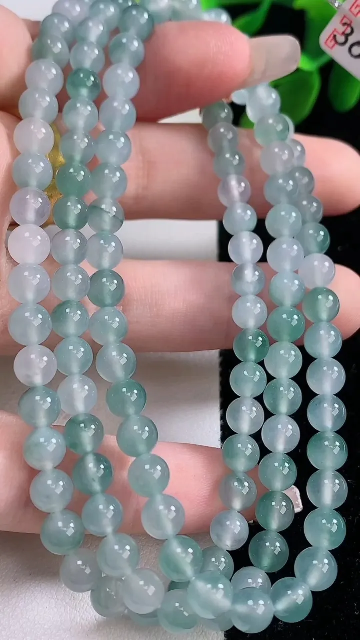 天然A货翡翠冰种飘花圆珠项链，尺寸5.3-120颗，重量:36.08g
12月26日