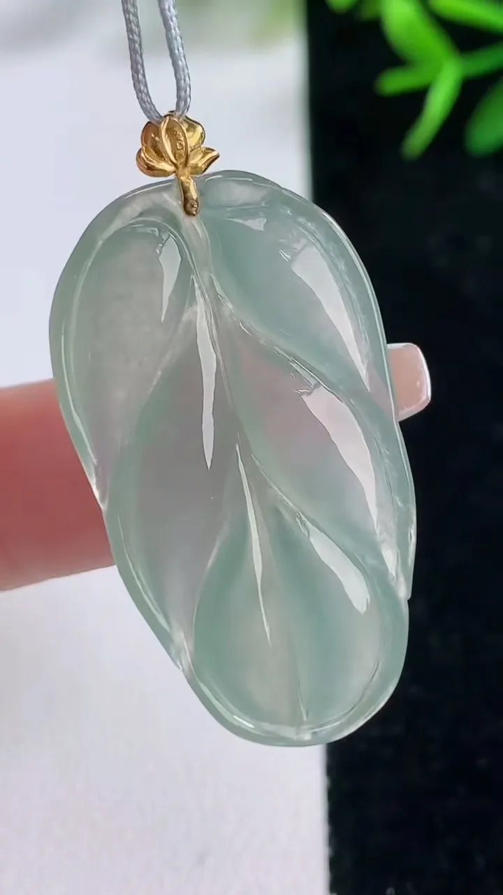 天然A货翡翠金枝玉叶 叶子吊坠，尺寸34.3-18.5-4.2，重量:5.08g
12月26日