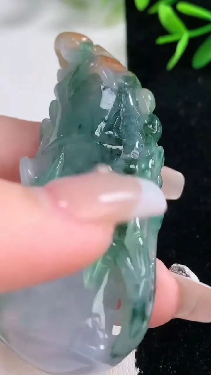 天然A货翡翠飘花节节高升 竹节吊坠，尺寸70.2-37-11.3，重量:46.29g
12月26日