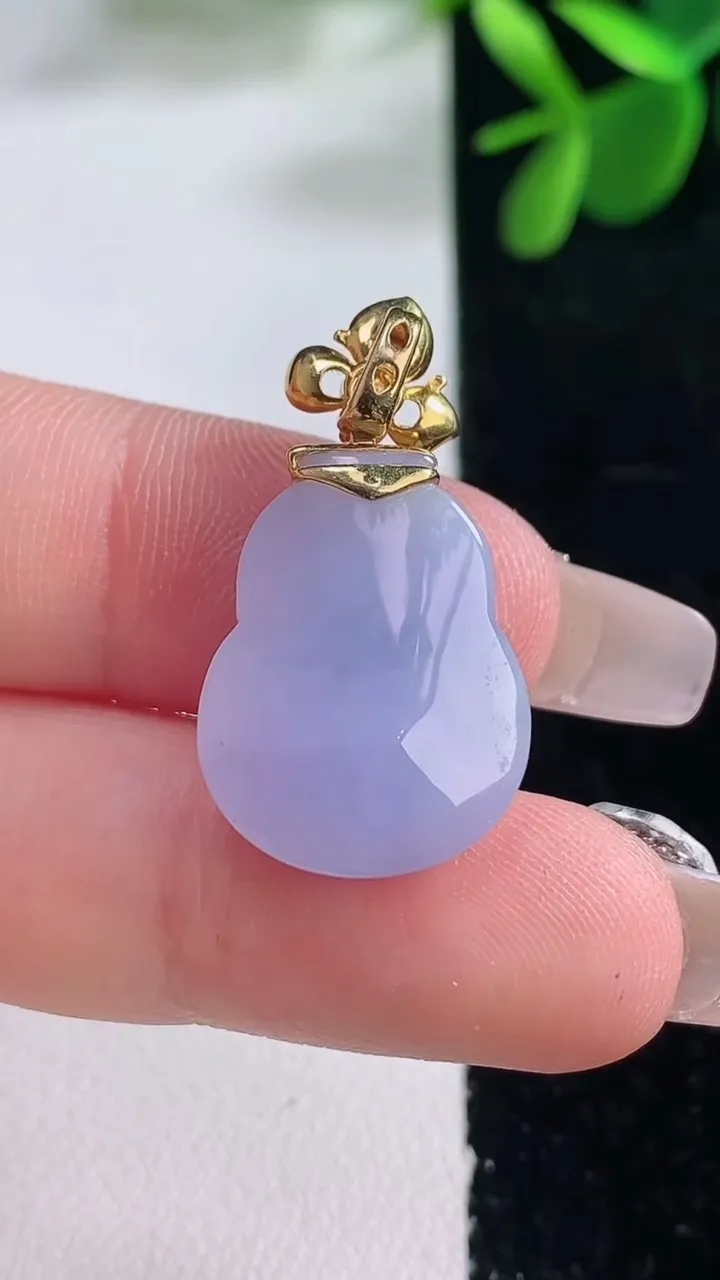 天然A货翡翠18K金紫罗兰葫芦吊坠，尺寸19.4-15-7.2，重量:4.22g
12月26日