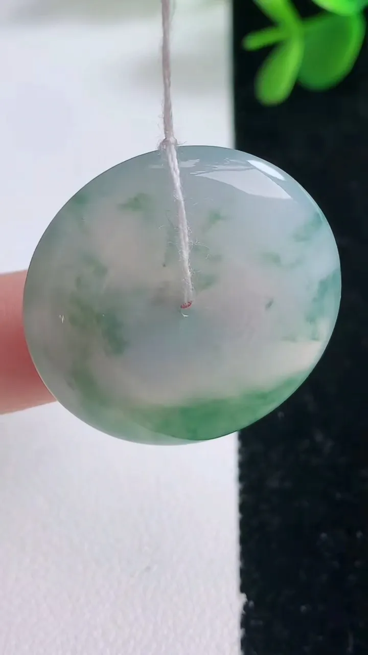 天然A货翡翠冰种飘花平安扣吊坠，尺寸29.3-5.5，重量:10.17g
12月26日