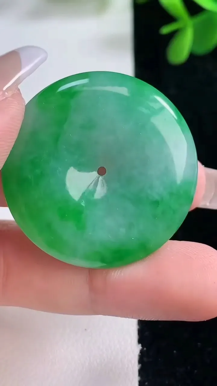 天然A货翡翠平安扣吊坠，尺寸33.3-5.6，重量:13.26g
12月26日