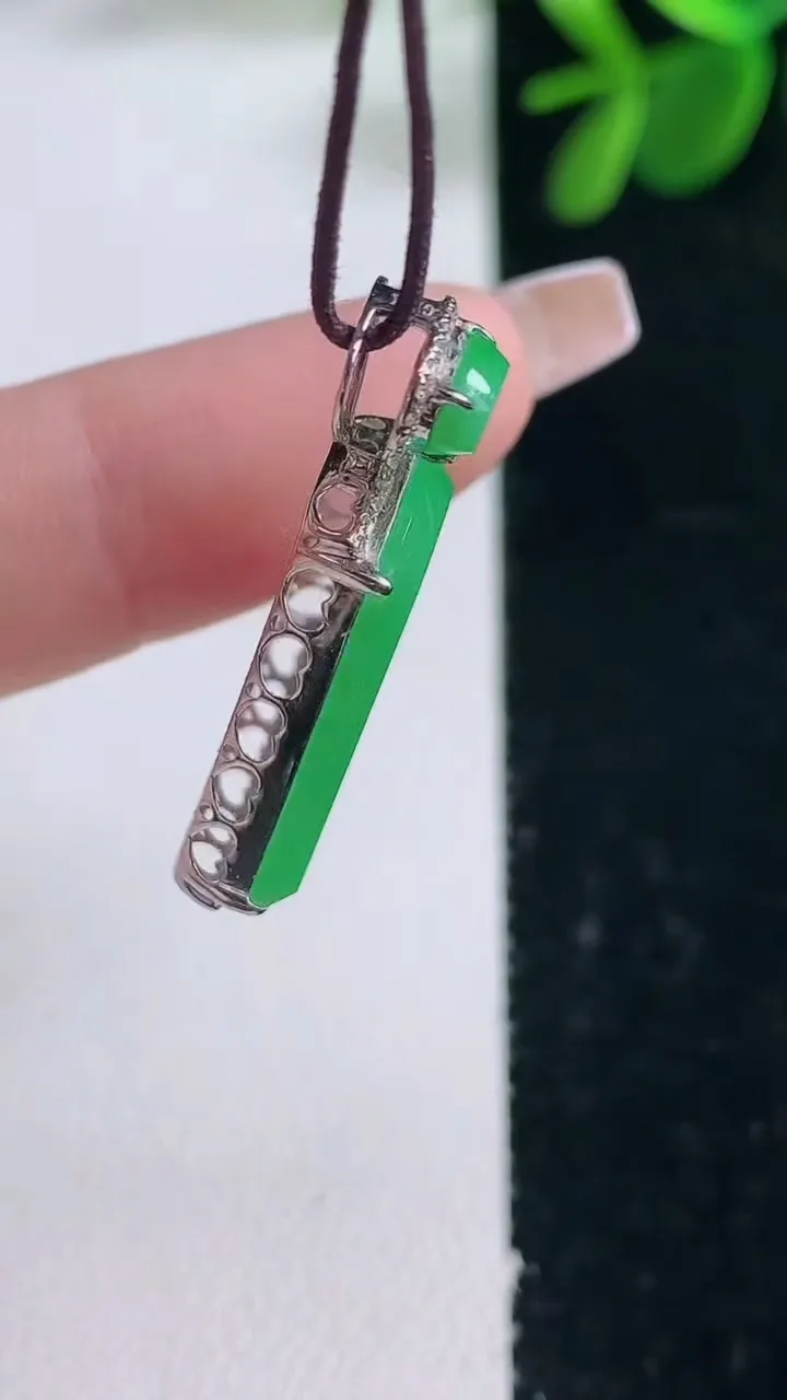 天然A货翡翠无事牌吊坠，尺寸28.3-18.8-18-4.8，重量:2.85g
12月26日