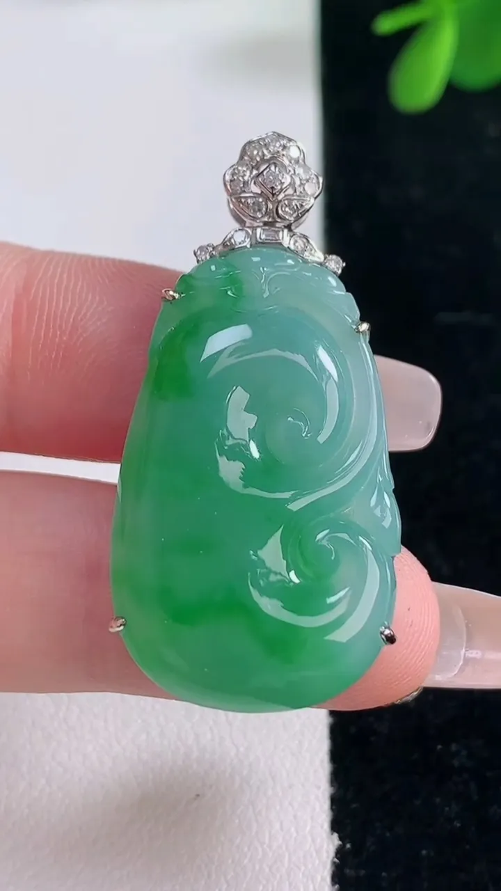 天然A货翡翠如意吊坠，尺寸40-31.2-19.3-6.3，重量:7.78g
12月26日