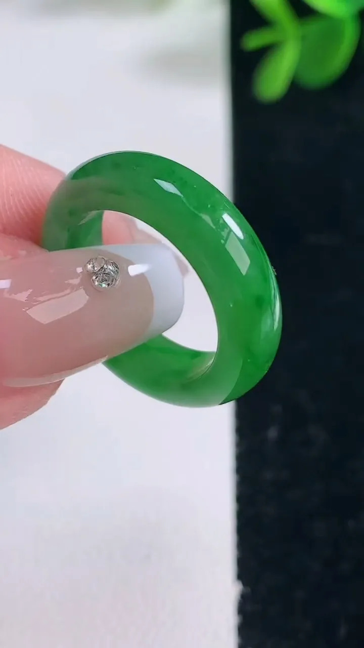 天然A货翡翠指环戒指，尺寸16.8-5.8-3.4，重量:3.81g2025年12月26日
工厂直销收藏佳品,种好水足，色泽均匀，有种有色，上手高大气！