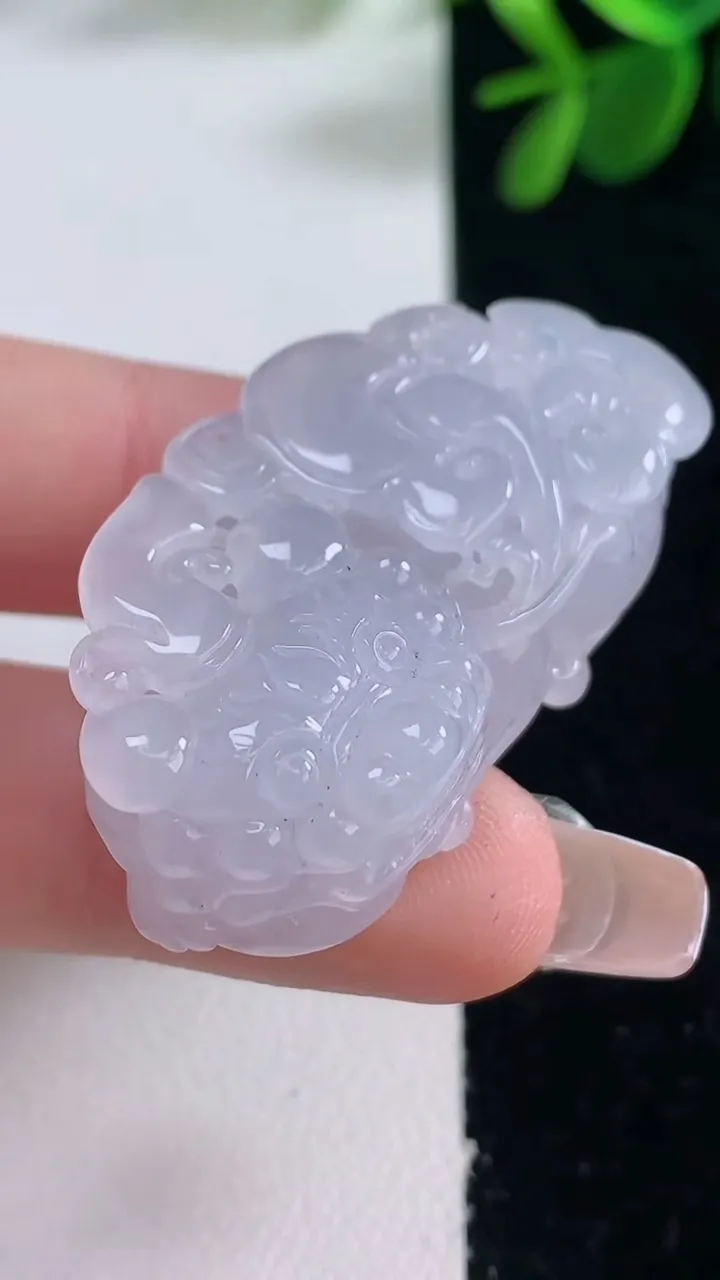 天然A货翡翠紫罗兰霸王貔貅吊坠，尺寸40.3-21-12.5，重量:23.72g
12月26日