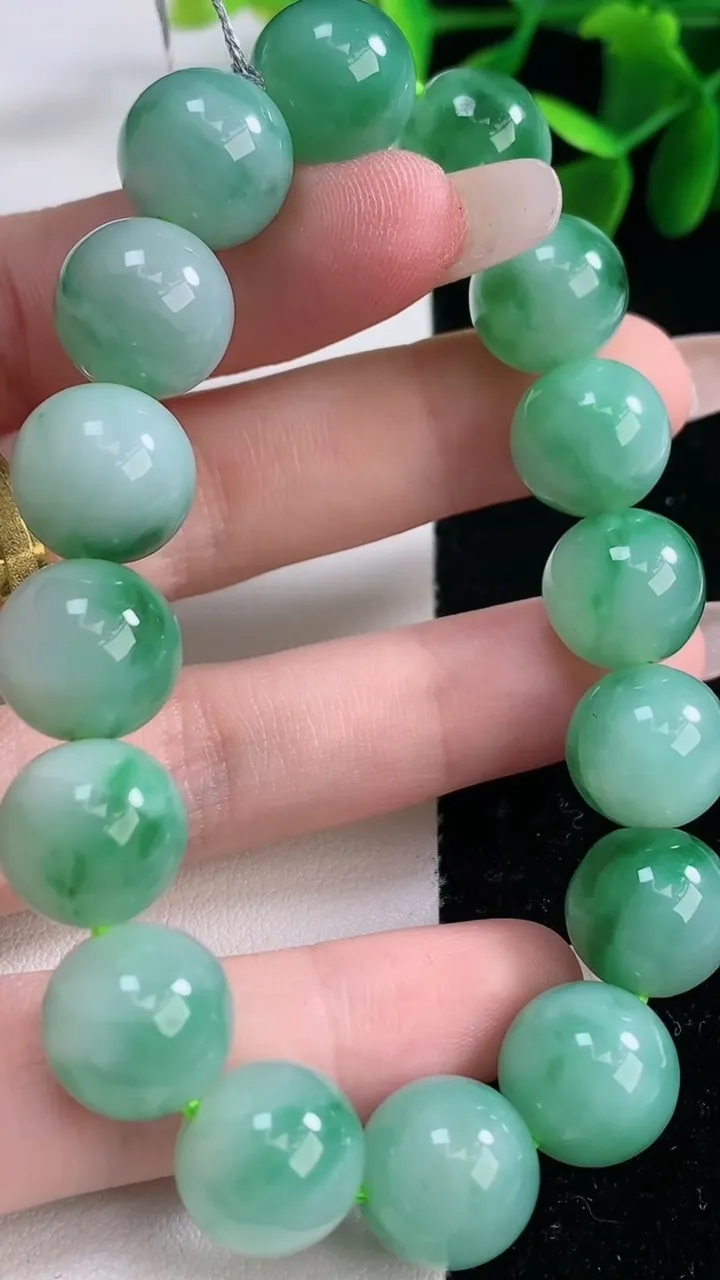 天然A货翡翠圆珠手串，尺寸12.4-16颗，重量:54.17g12月26日
工厂直销收藏佳品,种好水足，色泽均匀，有种有色，上手高大气！