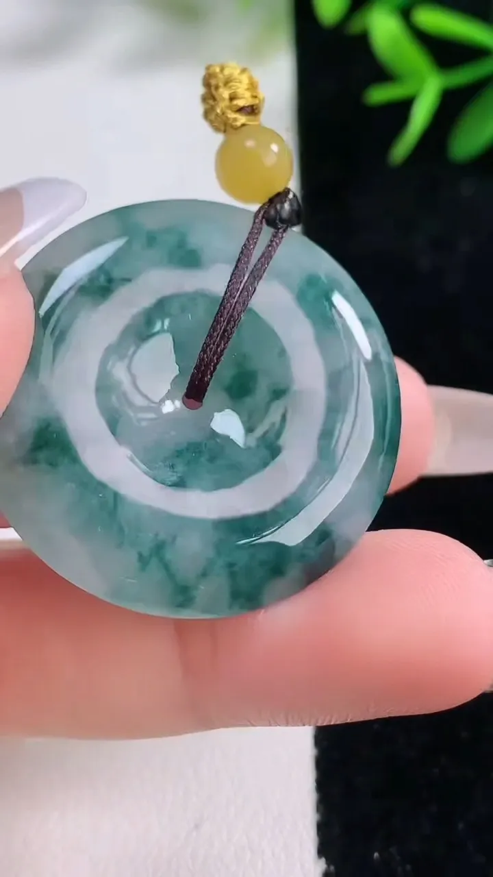 天然A货翡翠飘花平安扣吊坠，尺寸32.4-5.7，重量:13.48g
12月26日