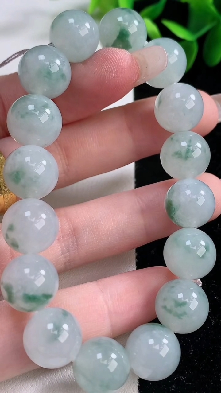 天然A货翡翠飘花圆珠手串，尺寸12-16颗，重量:47.41g12月26日
工厂直销收藏佳品,种好水足，色泽均匀，有种有色，上手高大气！