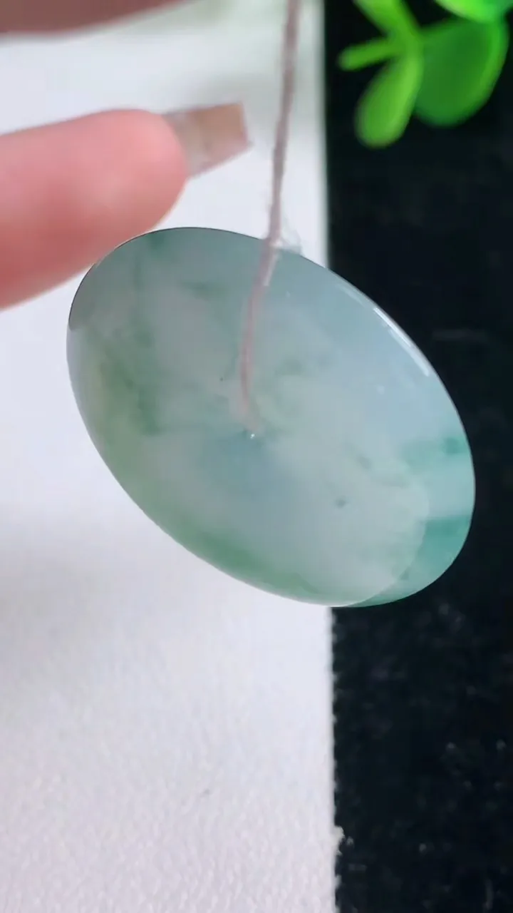 天然A货翡翠冰种飘花平安扣吊坠，尺寸29.3-5.5，重量:10.17g
12月26日